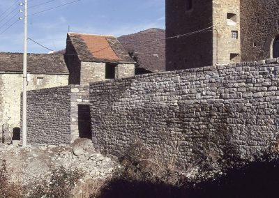 1985, limpieza y rehabilitación del muro exterior con la escuela taller