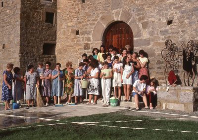 Voluntarias de Larrés preparando el museo para la inauguración