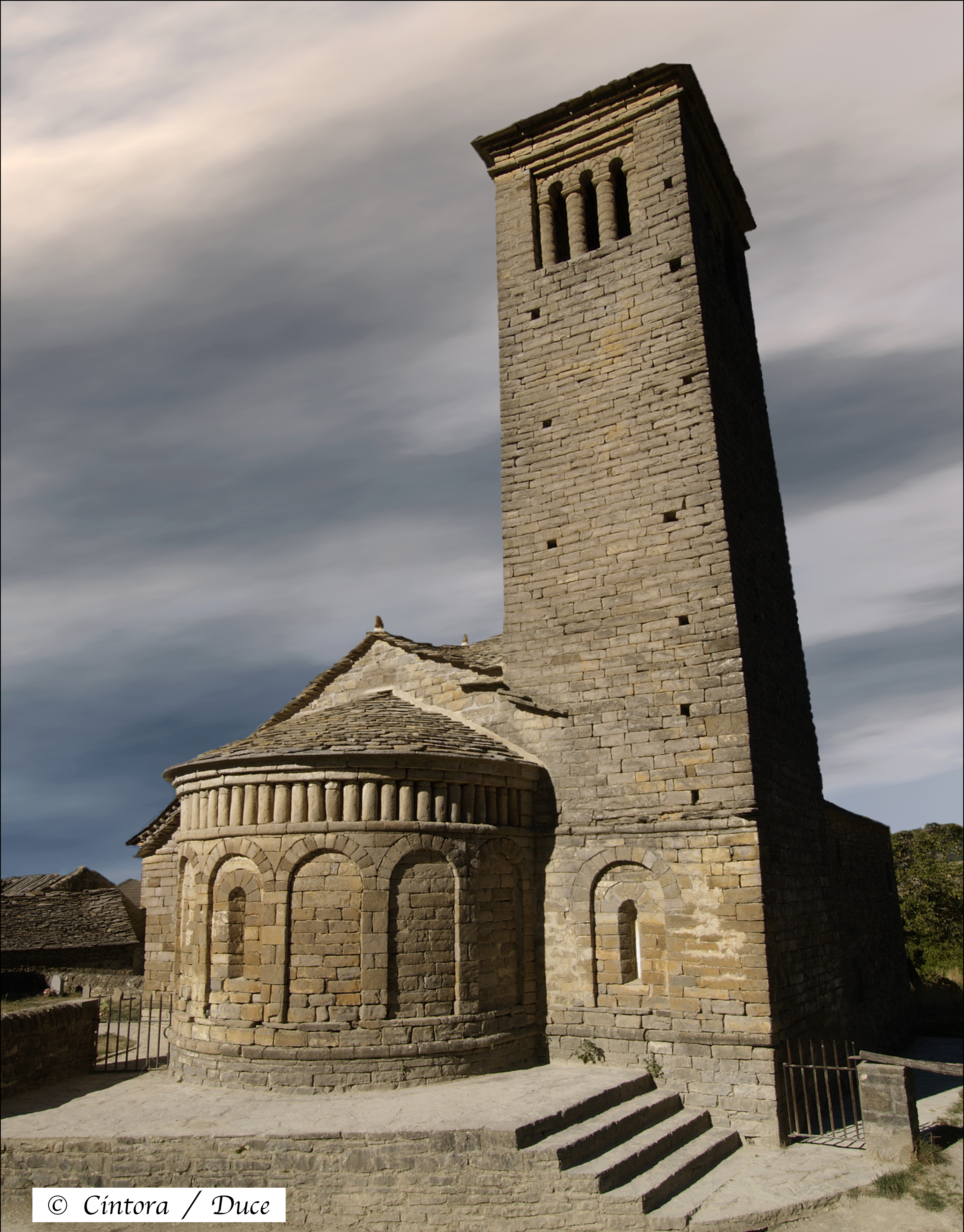 San Pedro de Lárrede, ábside y torre campanario